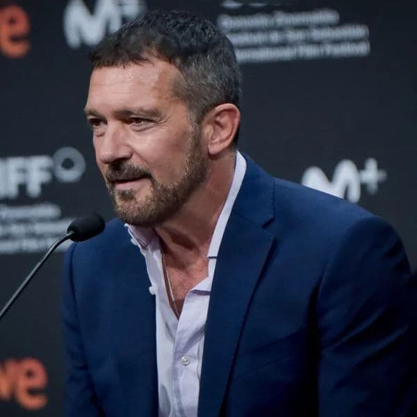 Short Textured Crop hairstyle for oval face shape - men's short wavy hair