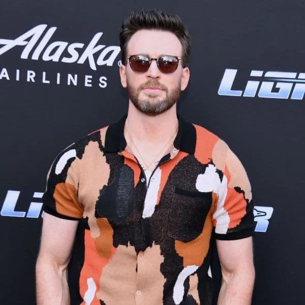 Textured Quiff hairstyle for oval face shape - men's short straight hair