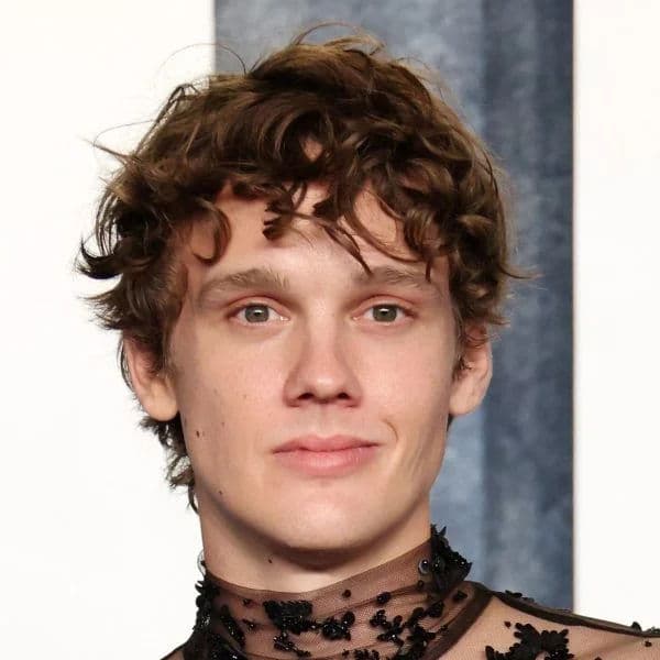 Wavy Messy Fringe hairstyle for oval face shape - men's short wavy hair