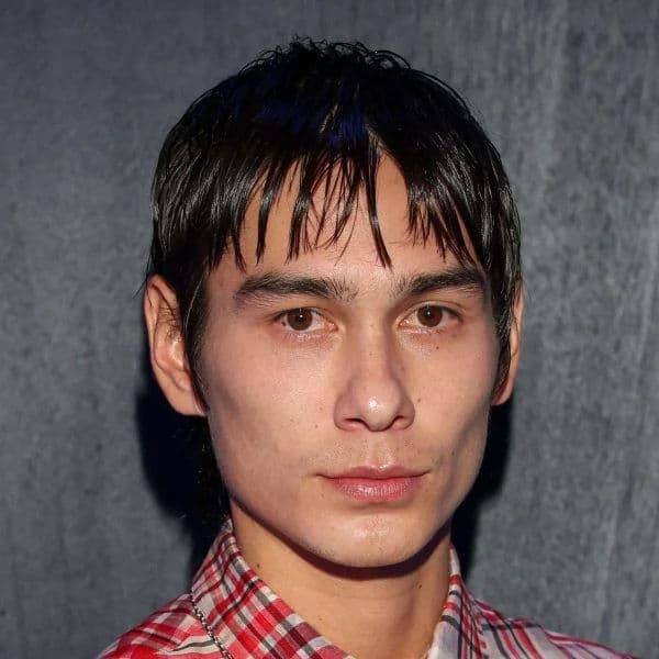 Wet Look Textured Fringe hairstyle for oval face shape - men's short straight hair