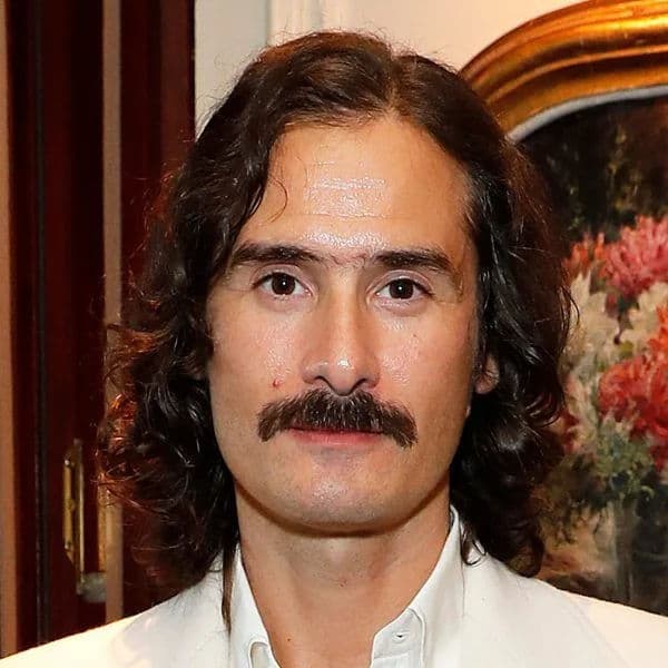 Medium Length Wavy Flow hairstyle for oval face shape - men's medium-long wavy hair